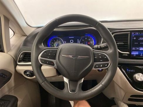 Used 2023 Chrysler Pacifica Touring-L FWD image 17