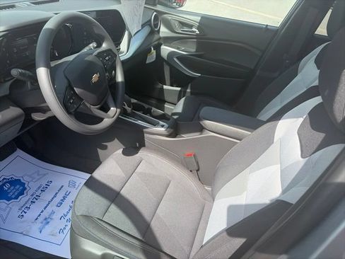 New 2026 Chevrolet Trax LS w/ LS Convenience Package FWD image 16