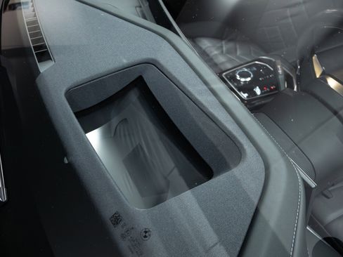 Used 2023 BMW 760i xDrive w/ Executive Package image 37