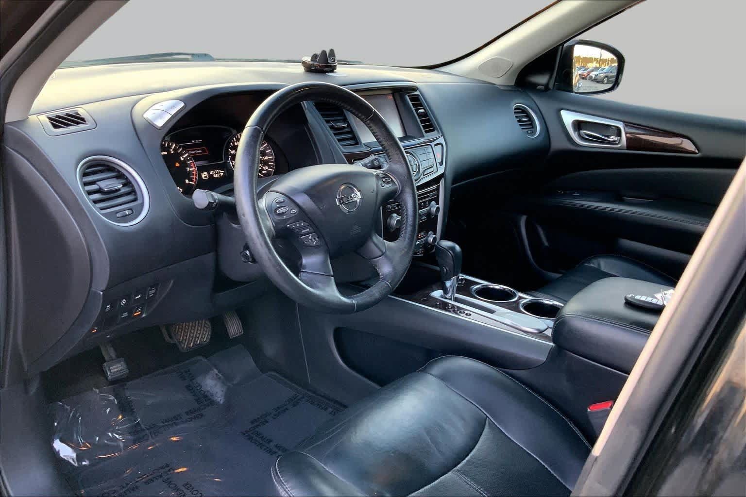 Used 2015 Nissan Pathfinder Platinum w/ Cargo Package FWD image 17