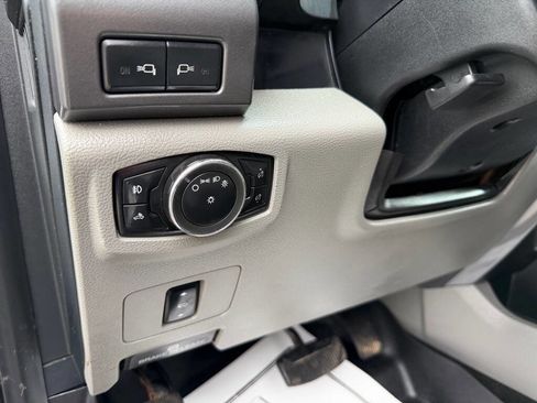 Used 2017 Ford F250 XLT w/ XLT Premium Package AWD/4WD image 18