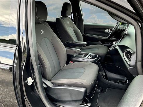 Used 2020 Chrysler Pacifica Touring w/ S Appearance Package FWD image 32