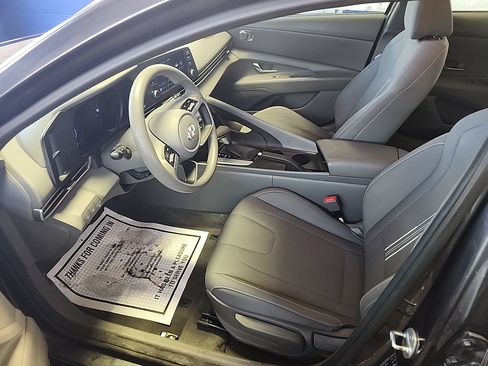 Used 2021 Hyundai Elantra SEL w/ Preferred Accessory Package FWD image 6