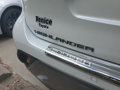 Certified 2024 Toyota Highlander Platinum FWD image 7