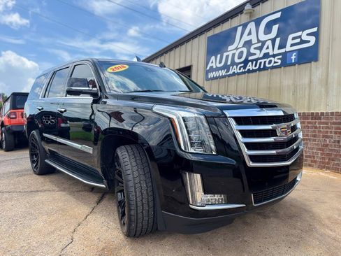 Used 2018 Cadillac Escalade Luxury RWD image 2
