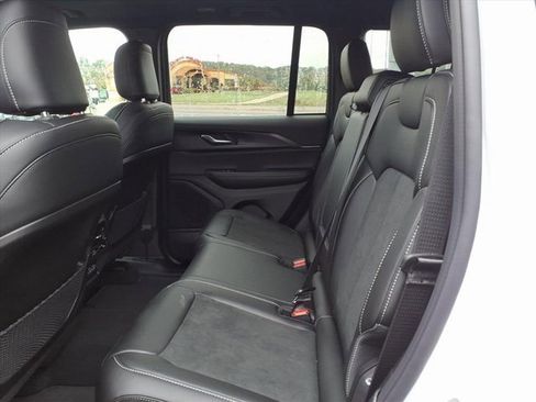 New 2025 Jeep Grand Cherokee Altitude image 10