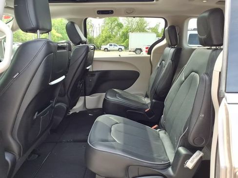 Used 2017 Chrysler Pacifica Limited FWD image 14