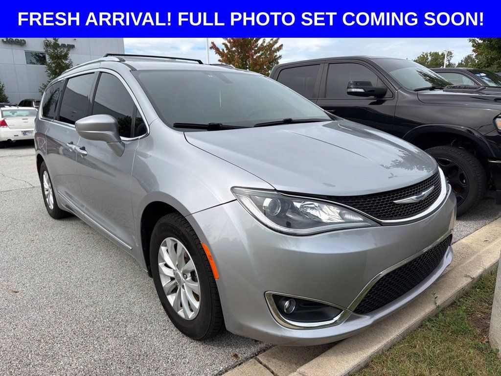 Used 2020 Chrysler Pacifica Touring-L FWD image 2