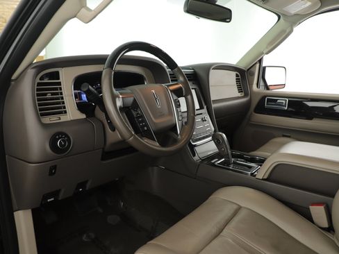 Used 2017 Lincoln Navigator Select image 7