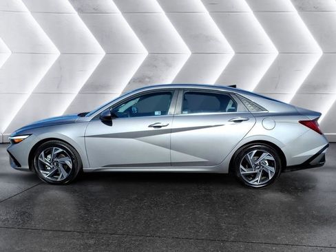 Used 2025 Hyundai Elantra SEL image 2
