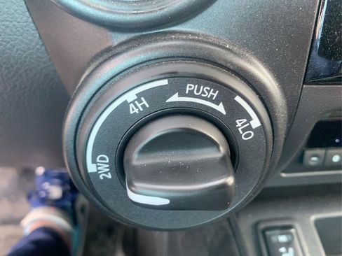 Used 2024 Nissan Titan SV w/ SV Convenience Package image 27