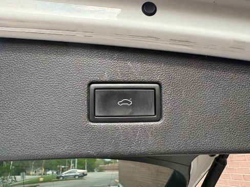 Used 2022 Volkswagen Tiguan SE w/ Panoramic Sunroof Package FWD image 27