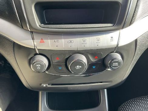 Used 2019 Dodge Journey SE FWD image 28