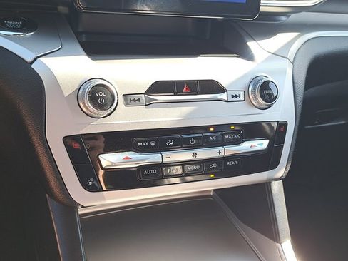 Certified 2022 Ford Explorer XLT w/ Equipment Group 202A image 31