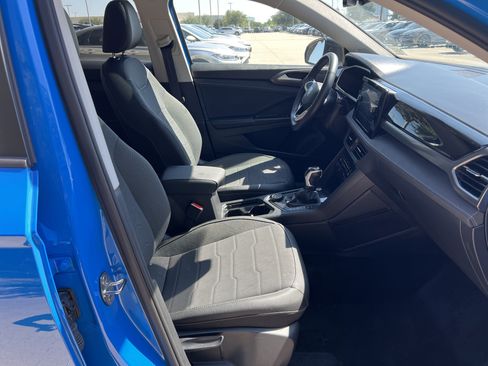 Certified 2025 Volkswagen Taos SE image 29