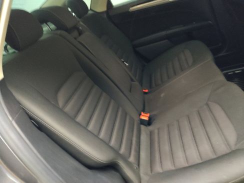 Used 2018 Ford Fusion SE w/ Fusion SE Technology Package FWD image 19
