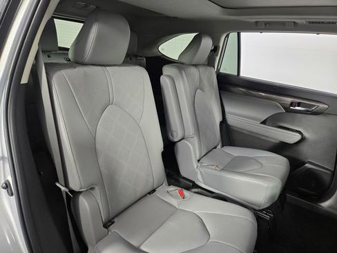 Used 2024 Toyota Highlander Platinum image 18