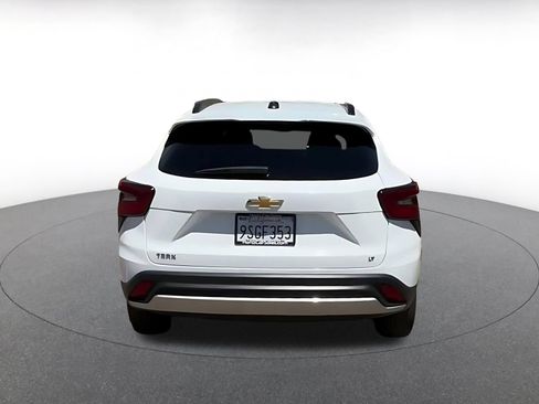 Used 2025 Chevrolet Trax LT w/ LT Convenience Package FWD image 8