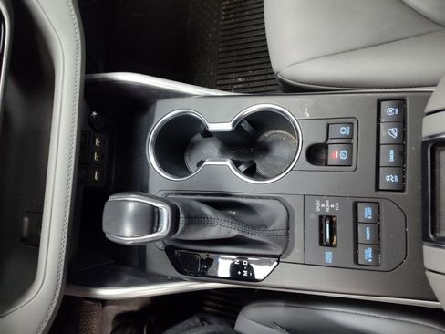 Used 2020 Toyota Highlander XLE image 25