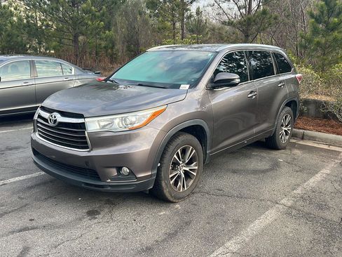 Used 2016 Toyota Highlander XLE image 2