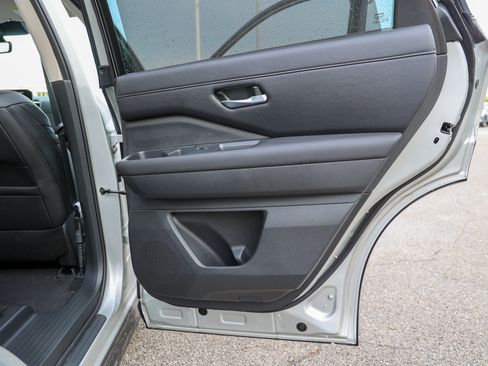 Used 2025 Nissan Pathfinder SL AWD/4WD image 40