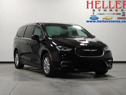 Used 2025 Chrysler Pacifica Select