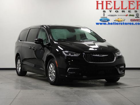 Used 2025 Chrysler Pacifica Select image 1