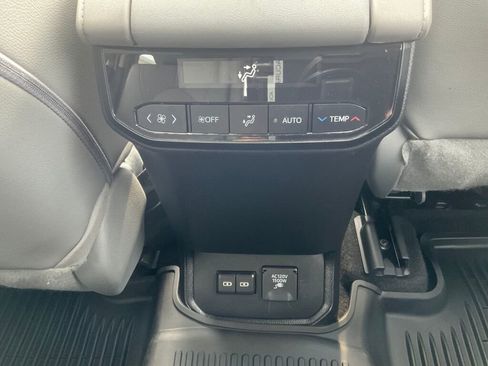 Used 2023 Toyota Highlander Limited image 17