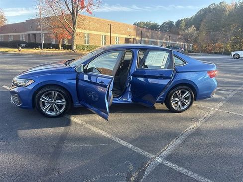 Used 2024 Volkswagen Jetta SE image 11