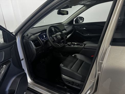 Used 2025 Nissan Rogue SL AWD/4WD image 15
