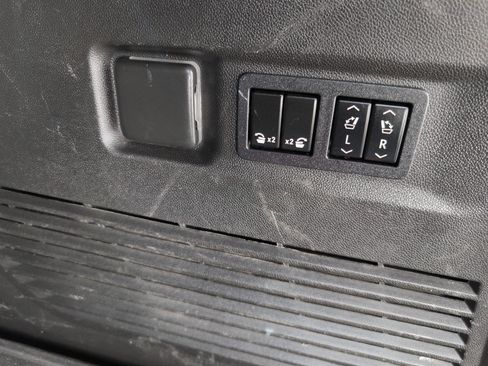 Used 2021 GMC Yukon XL SLT w/ SLT Luxury Plus Package image 10