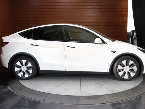 Used 2023 Tesla Model Y Long Range image 30