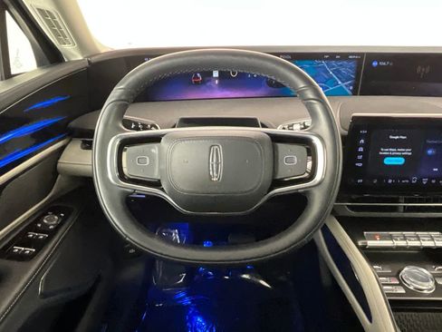 Used 2025 Lincoln Nautilus Premier AWD/4WD image 11