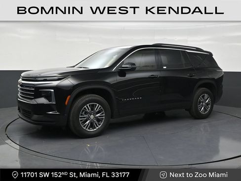 Used 2025 Chevrolet Traverse LT FWD image 1