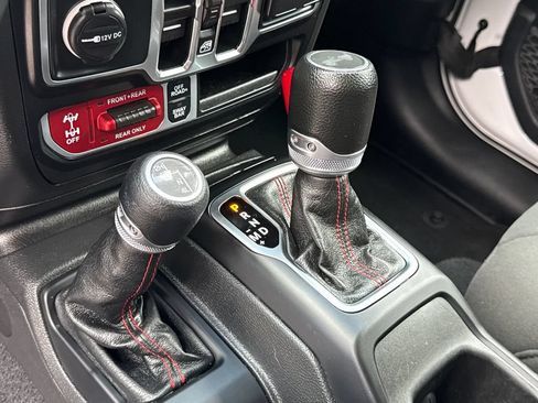 Used 2023 Jeep Wrangler Unlimited Rubicon AWD/4WD image 27