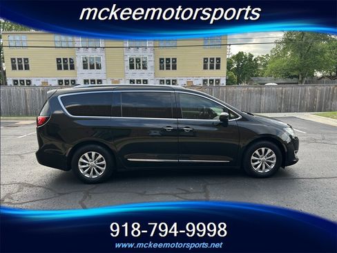 Used 2018 Chrysler Pacifica Touring-L FWD image 6