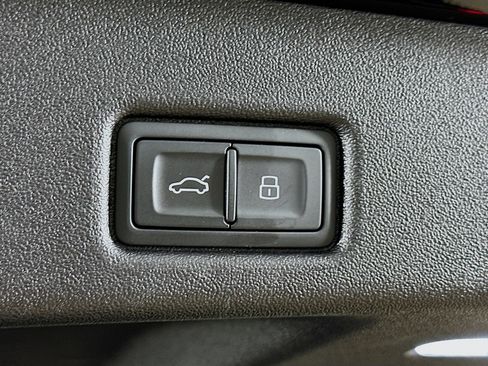 Used 2025 Audi Q5 Premium w/ Convenience Package AWD/4WD image 39