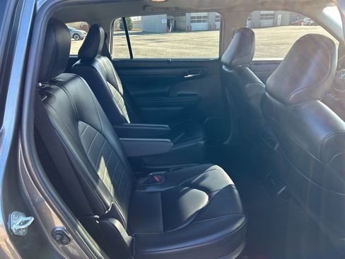Used 2023 Toyota Highlander XLE image 23