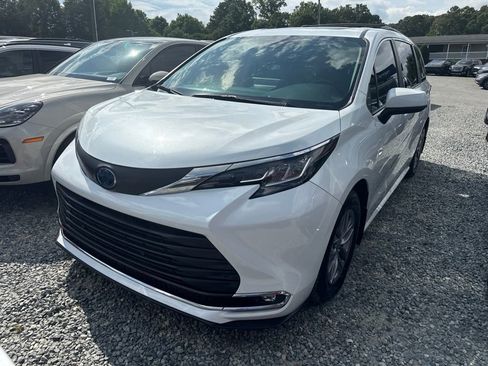 Used 2022 Toyota Sienna XLE FWD image 1
