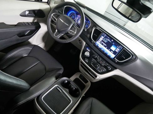 Used 2024 Chrysler Pacifica Touring-L FWD image 9
