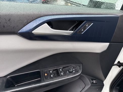 Used 2023 Volkswagen Taos SE w/ Panoramic Sunroof Package image 16