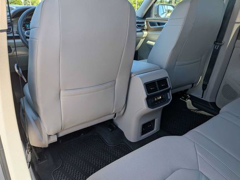 Used 2024 Volkswagen Atlas SE AWD/4WD image 16