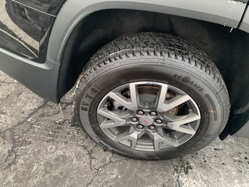 Used 2023 GMC Acadia SLE w/ Driver Convenience Package image 10