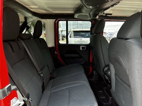 Used 2025 Jeep Wrangler Unlimited Sahara w/ Safety Group AWD/4WD image 30