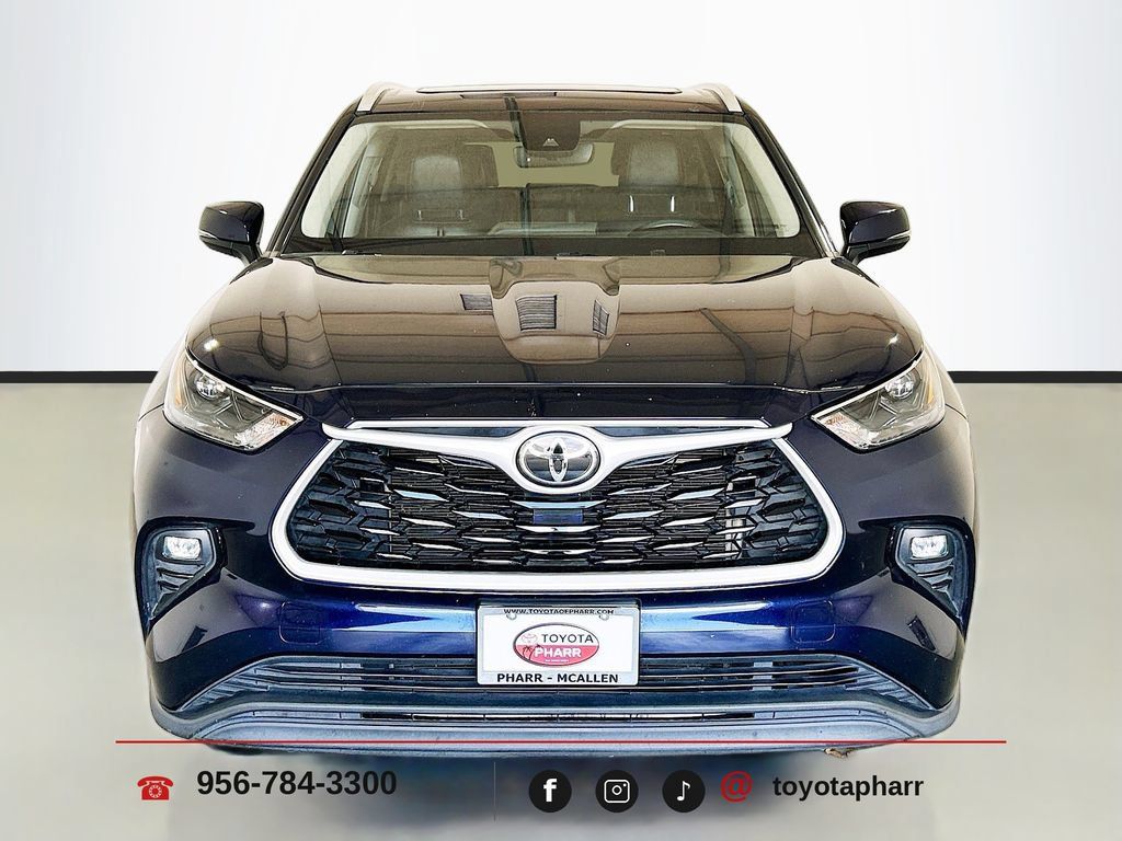 Used 2023 Toyota Highlander XLE FWD image 2