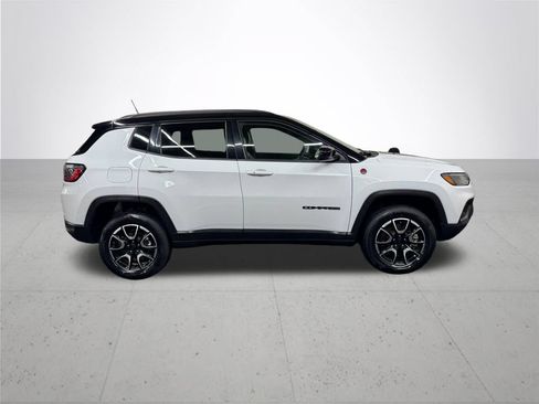 Used 2024 Jeep Compass Trailhawk AWD/4WD image 8