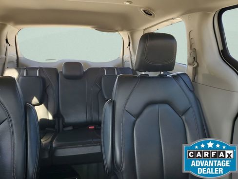 Used 2022 Chrysler Pacifica Touring-L image 17
