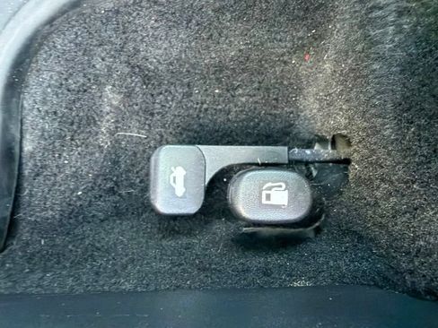 Used 2023 Hyundai Elantra Limited w/ Preferred Accessory Package FWD image 19