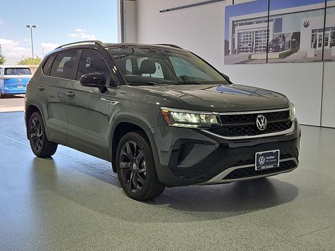 Certified 2023 Volkswagen Taos SE w/ Panoramic Sunroof Package FWD image 2