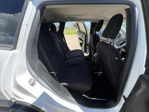 Used 2019 Jeep Cherokee Latitude w/ Popular Appearance Group image 21